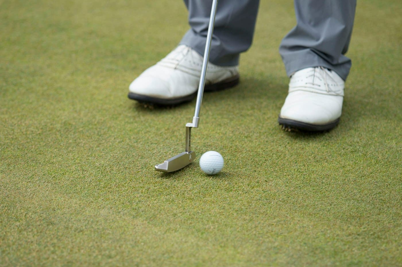 Ein Golfer bereitet einen Putt auf dem Grün vor